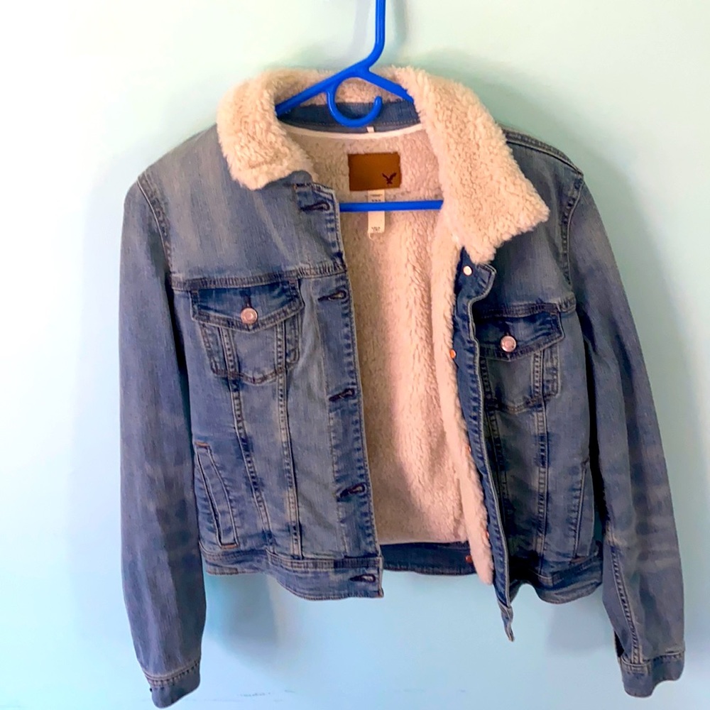 Jean jacket with faux fur lining. American Eagle. Size M.